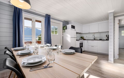 Tor: Møbel, Bord, Stol, Couch, Træ, Bordservice, Indretning, Bygning, Gulvbelægning, Køkken