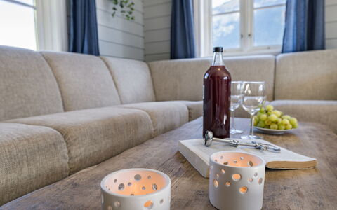 Tor: Bord, Vindue, Flaske, Møbel, Bordservice, Mad, Drinkware, Gardin, Indretning, Træ