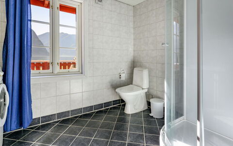 Tor: Sanitærarmatur, Vindue, Bygning, Badeværelse, Toilet, Badekar, Gulvbelægning, Etage, Skygge