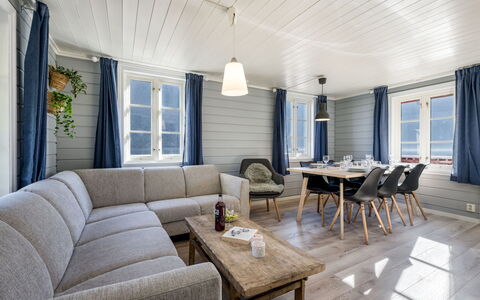 Tor: Couch, Bord, Ejendom, Møbel, Vindue, Billedramme, Skygge, Indretning, Træ, Stue
