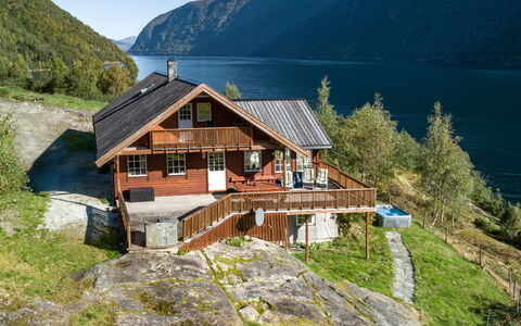 Odin: Vand, Bjerg, Himmel, Plante, Naturlige Landskab, Hus, Bygning, Sø, Highland, Træ