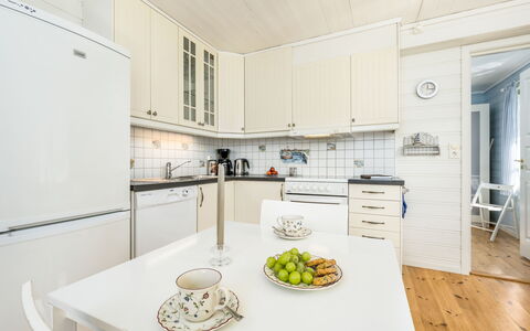 Arnafjord 609: Køkken, Gulvbelægning, Køkken Apparat, Træ, Indretning, Etage, Loft, Cabinetry, Større Bandage, Countertop