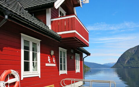 Arnafjord 609: Vand, Himmel, Sky, Bygning, Ejendom, Vindue, Blå, Træ, Hus, Arkitektur