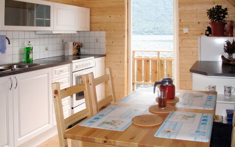 Arnafjord 609: Køkkenvask, Cabinetry, Ejendom, Møbel, Bygning, Plante, Håndvask, Bord, Countertop, Træ