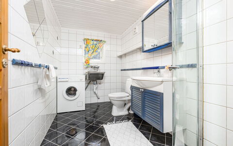 Jambueggi: Gulvbelægning, Etage, Sanitærarmatur, Flise, Kompositmateriale, Vvs, Toilet, Badeværelse, Aluminium