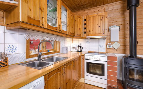Jambueggi: Køkken, Træ, Indretning, Cabinetry, Countertop, Loft, Gulvbelægning, Større Bandage, Køkken Apparat, Hjem