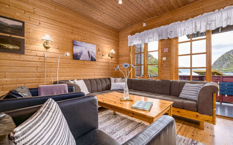 Jambueggi: Træ, Couch, Møbel, Indretning, Etage, Loft, Gulvbelægning, Stue, Trægulve, Hjem