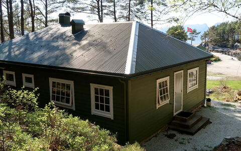 Solsvika: Vindue, Ejendom, Bygning, Plante, Træ, Himmel, Hus, Træ, Sommerhus, Sidespor
