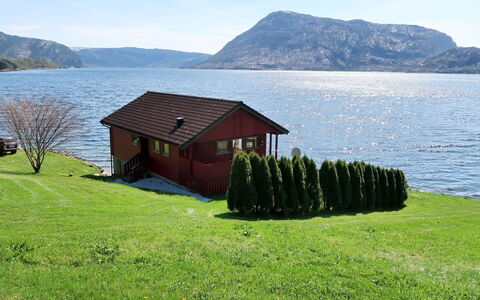 Nanna: Vand, Himmel, Sky, Plante, Bjerg, Ejendom, Bygning, Økoregion, Azure, Grøn