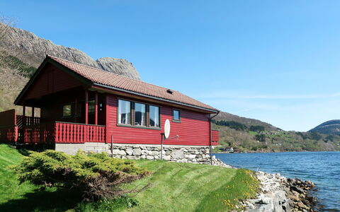 Nanna: Vand, Himmel, Plante, Vindue, Bygning, Bjerg, Naturlige Landskab, Hus, Træ, Sommerhus