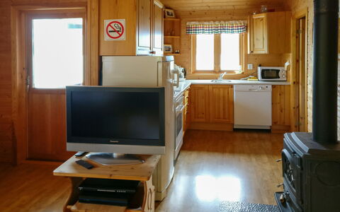Idun: Cabinetry, Ejendom, Møbel, Bygning, Vindue, Television, Bord, Træ, Indretning, Etage
