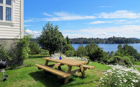 Strøneneset: Himmel, Plante, Sky, Vand, Bord, Ejendom, Møbel, Plantesamfund, Vindue, Udendørs Bench