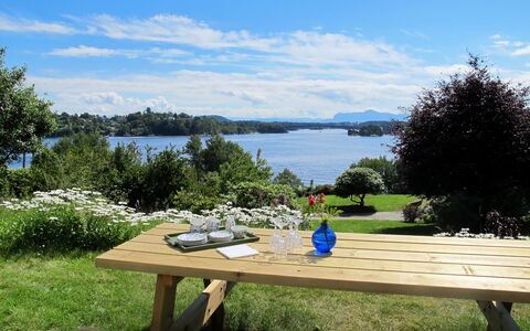 Strøneneset: Sky, Plante, Himmel, Vand, Bord, Plantesamfund, Udendørs Bench, Naturlige Landskab, Naturligt Miljø, Picnic Bord