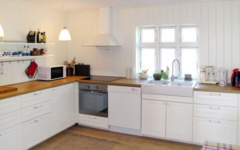 Strøneneset: Cabinetry, Countertop, Håndvask, Skuffe, Køkkenvask, Komfur, Bygning, Træ, Indretning, Køkken