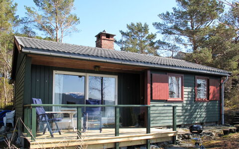 Hjartnesvika: Plante, Himmel, Bygning, Ejendom, Vindue, Træ, Hus, Træ, Sommerhus, Sidespor
