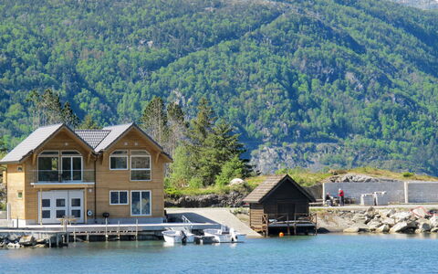 Gurevika: Vand, Bygning, Bjerg, Natur, Hus, Sø, Vindue, Highland, Træ, Plante