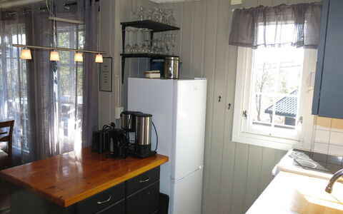 Evabu: Cabinetry, Møbel, Ejendom, Vindue, Bord, Countertop, Håndvask, Bygning, Træ, Indretning
