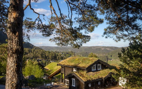 Lislebu: Træ, Hus, Sommerhus, Landskab, Landdistrikt, Tag, Hjem, Hældning, Landsby, Hytte