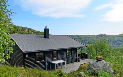 Karlbu: Sky, Himmel, Plante, Bygning, Vindue, Hus, Træ, Naturlige Landskab, Land Lot, Highland