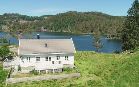 Der Ute: Vand, Himmel, Plante, Bygning, Vindue, Træ, Hus, Naturlige Landskab, Sø, Land Lot
