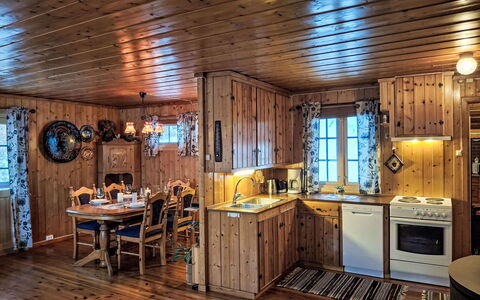 Midtholmen: Træ, Loft, Køkken, Møbel, Indretning, Værelse, Hjem, Countertop, Sommerhus, Lysarmatur