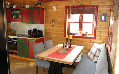 Troll: Bord, Cabinetry, Møbel, Vindue, Træ, Indretning, Etage, Hårdttræ, Væg, Bygning