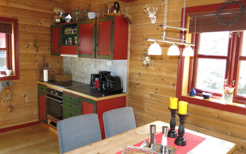Troll: Bord, Møbel, Ejendom, Vindue, Cabinetry, Træ, Indretning, Belysning, Stol, Køkken