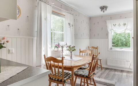 Björkebo: Bord, Plante, Møbel, Ejendom, Stol, Vindue, Træ, Indretning, Cabinetry, Rektangel