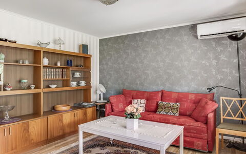 Björkebo: Brun, Møbel, Ejendom, Couch, Bord, Hylde, Belysning, Indretning, Træ, Etage