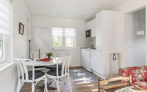 Sandsjöfors: Møbel, Ejendom, Bord, Vindue, Billedramme, Træ, Couch, Stue, Indretning, Arkitektur