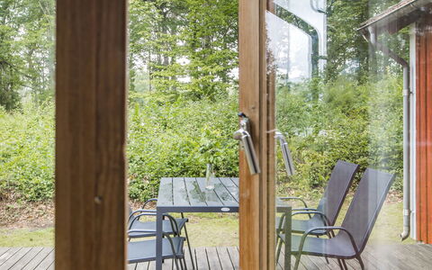 Ängsjömåla: Plante, Møbel, Stol, Træ, Veranda, Skygge, Træ, Hårdttræ, Græs, Sommerhus