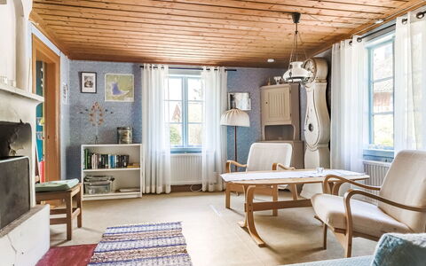 Ebbabolet: Møbel, Vindue, Bord, Billedramme, Blå, Cabinetry, Træ, Bygning, Stol, Indretning