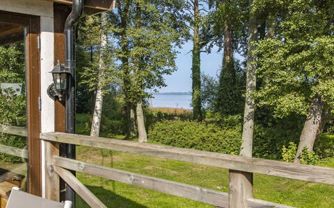 Kjuge Gula Huset: Plante, Ejendom, Træ, Træ, Himmel, Bygning, Skygge, Hegn, Sommerhus, Græs