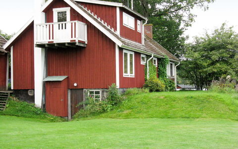 Fågelkärr Sjöstugan: Plante, Bygning, Himmel, Træ, Vindue, Træ, Land Lot, Hus, Græs, Naturlige Landskab