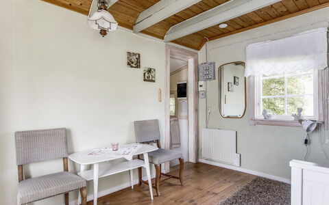 Kaxholmen: Ejendom, Møbel, Billedramme, Couch, Træ, Indretning, Vindue, Cabinetry, Arkitektur, Bord
