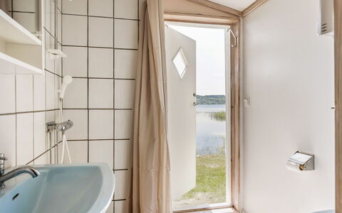 Kaxholmen: Badekar, Tap, Sanitærarmatur, Badeværelse, Bygning, Indretning, Træ, Etage, Skygge