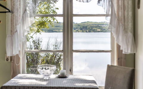 Kaxholmen: Vand, Vindue, Bord, Skygge, Textile, Indretning, Gardin, Træ, Arkitektur