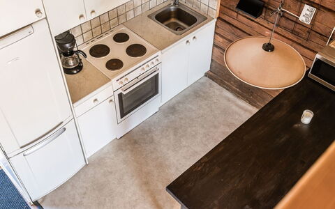 Skärvudde Torpet: Cabinetry, Countertop, Ejendom, Komfur, Køkken, Træ, Gulvbelægning, Etage, Cooktop, Bejdse