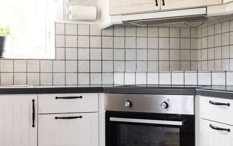Skärvudde Huset: Countertop, Cabinetry, Ejendom, Bygning, Komfur, Køkken, Træ, Arkitektur, Køkken Apparat, Indretning