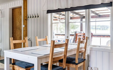 Löaborn: Bord, Møbel, Ejendom, Bygning, Træ, Stol, Indretning, Etage, Bejdse