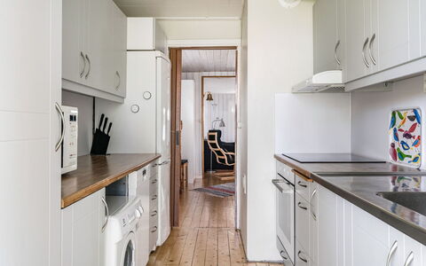 Löaborn: Cabinetry, Ejendom, Countertop, Køkken, Bygning, Komfur, Indretning, Køkken Apparat, Belysning, Gulvbelægning
