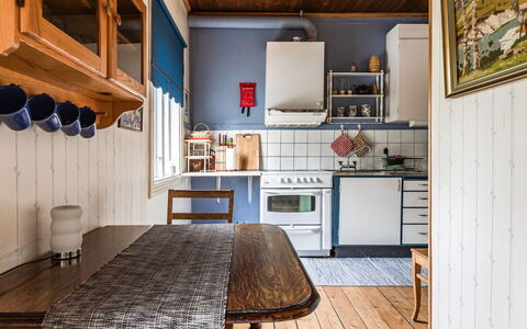 Forneboda: Bord, Ejendom, Cabinetry, Møbel, Billedramme, Hylde, Træ, Stol, Belysning, Reoler