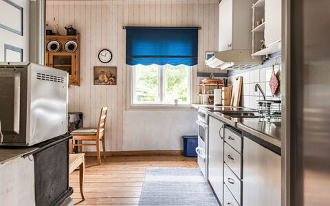 Forneboda: Cabinetry, Møbel, Ejendom, Vindue, Countertop, Bygning, Træ, Indretning, Køkken, Arkitektur