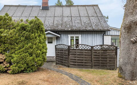 Forneboda: Himmel, Plante, Ejendom, Vindue, Sky, Bygning, Sommerhus, Land Lot, Træ, Tækning