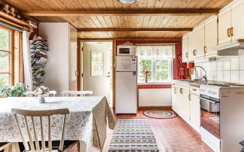 Röshult: Møbel, Cabinetry, Vindue, Countertop, Træ, Indretning, Bygning, Køkken, Bord, Etage