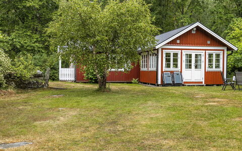 Röshult: Plante, Bygning, Træ, Hus, Vindue, Land Lot, Sommerhus, Naturlige Landskab, Græs, Træ