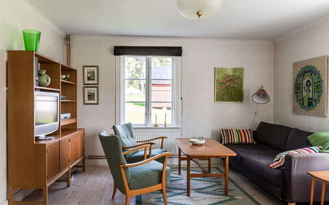 Långban: Bord, Møbel, Ejendom, Billedramme, Couch, Grøn, Vindue, Træ, Stol, Indretning