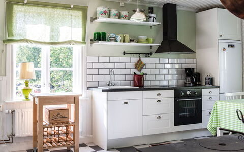 Långban: Cabinetry, Ejendom, Countertop, Køkken, Bygning, Grøn, Køkken Apparat, Træ, Indretning, Belysning