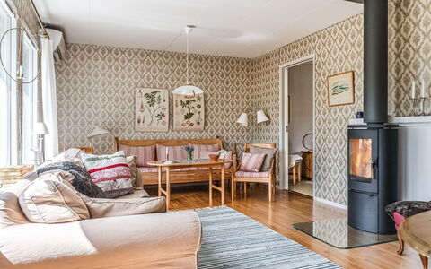 Mölltorp: Bord, Himmel, Møbel, Bordservice, Bygning, Indretning, Udendørs Møbler, Veranda, Skygge, Stol