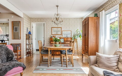 Mölltorp: Bord, Himmel, Møbel, Bordservice, Bygning, Indretning, Udendørs Møbler, Veranda, Skygge, Stol